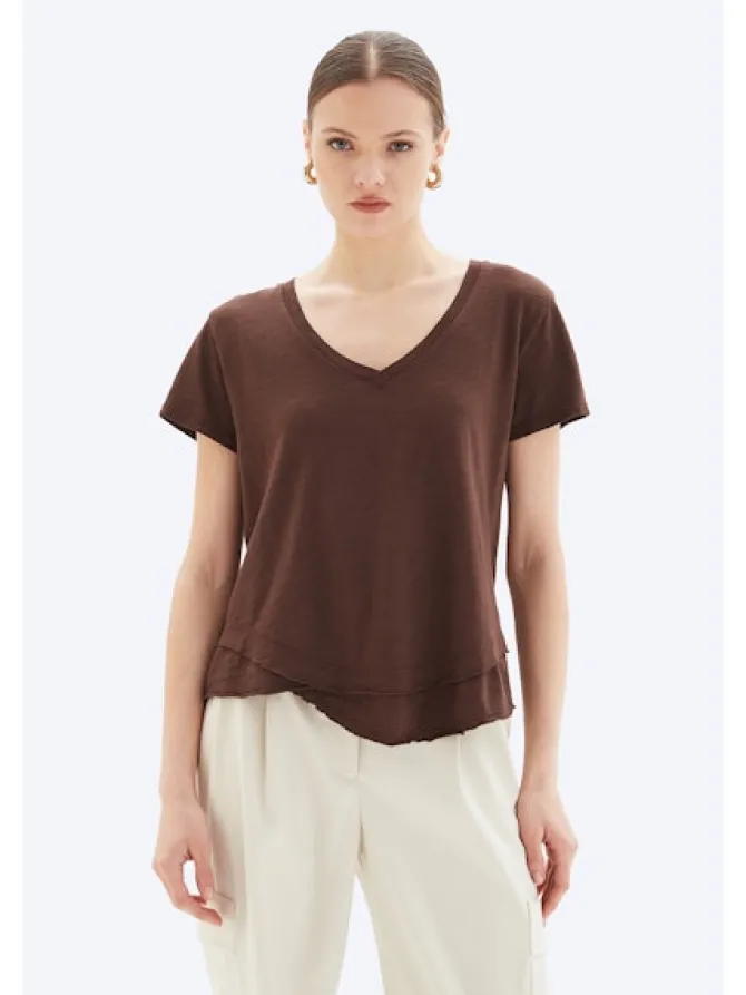 Ava V-Neck Mock Layer T-Shirt – chocolate – XS