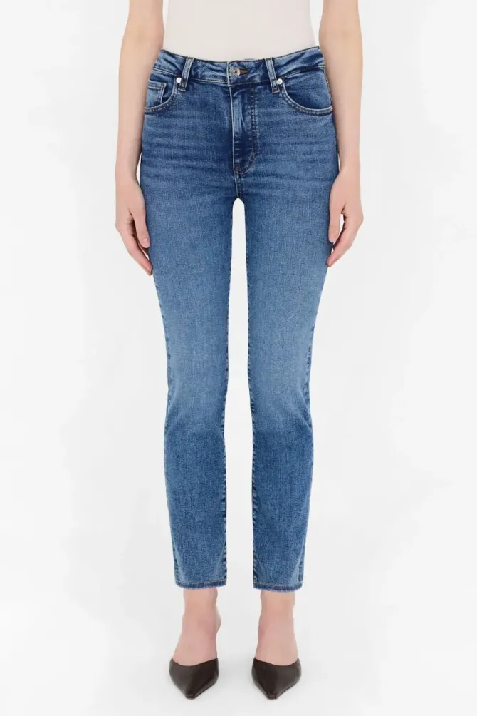 The pencil Crop Pant in canals