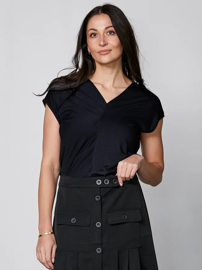 YASMI v-neck t-shirt IN BLACK